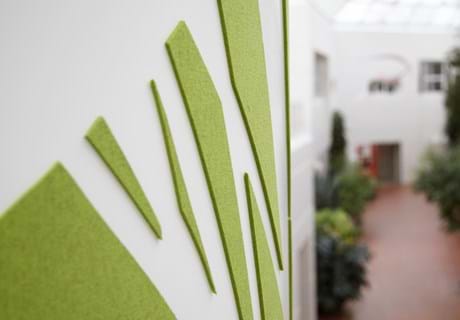 montering af udsmykning med grøn filt på elevatortårn hos Tryg filt (15)